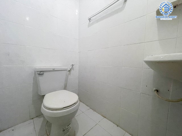 ทาวน์โฮมมือสองย่านกรุงเทพฯ ม.เก้าวัฒนาวิลล่า เลียบคลองทวีวัฒนา เนื้อที่ 17 ตร.ว. ฟังก์ชัน 3 ห้องนอน 3 ห้องน้ำ 1 ที่จอดรถ ทาวน์โฮม 3 ชั้นรีโนเวทใหม่ บนทำเลดี เพียง 20 นาทีก็ถึงรถไฟฟ้าสายสีน้ำเงิน "สถานีหลักสอง" ใกล้เดอะมอลล์บางแค และทางด่วน "รามอินทรา-อาจณรงค์" จองเลย!…